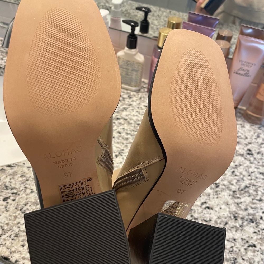 Alohas Beige Heeled Boots